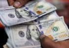 Dólar opera em leve alta com investidores atentos a dados econômicos no Brasil e EUA