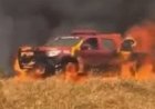 VIATURA DO CORPO DE BOMBEIROS PEGA FOGO DURANTE COMBATE A INCÊNDIO EM JUSSARA (GO)