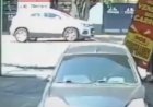 Carro invade estacionamento após batida em Bauru