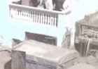 Família fica cercada por enchente devastadora no Nepal