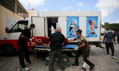 Sem vagas em cemitérios em Gaza, corpos de palestinos são deixados em caminhões de sorvete