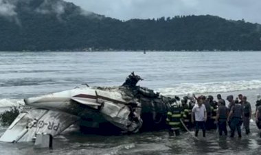 Avião de Pequeno Porte Cai no Mar em Ubatuba, SP