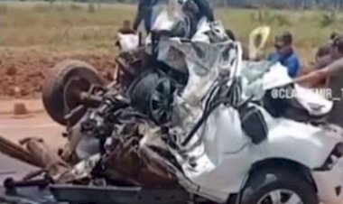 Motorista morre após caminhonete ser esmagada entre duas carretas na BR-163