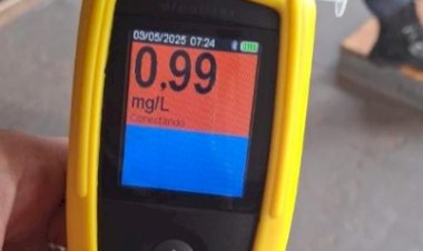 Motorista é preso em flagrante por embriaguez ao volante após ser encontrado dormindo com carro ligado no meio da rua em Jataí