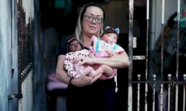 Mulher chama atenção em Itaquera ao passear com boneca hiper-realista: “O dinheiro é seu?”