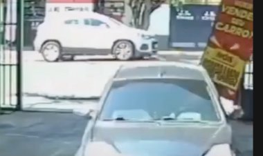 Carro invade estacionamento após batida em Bauru