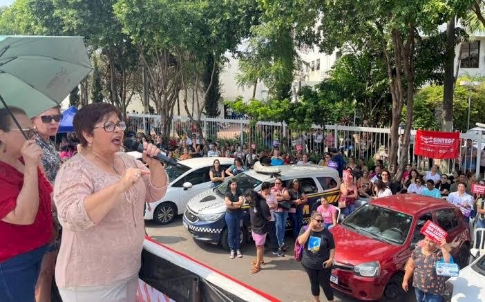 Sem acordo, grevistas da Educação decidem fixar acampamento no Paço Municipal