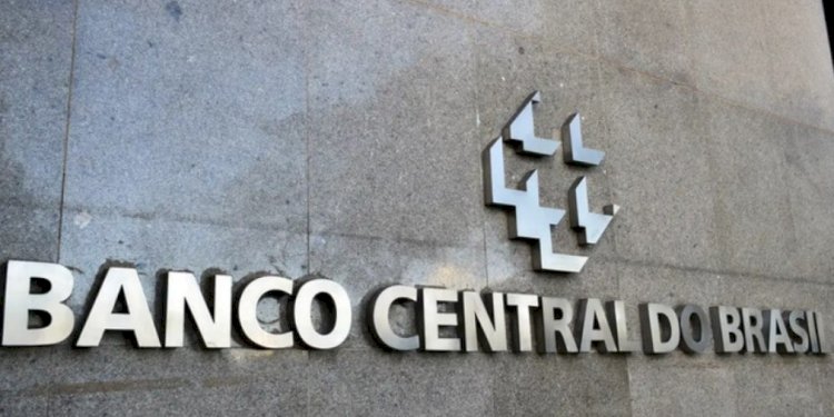 Atividade Econômica Brasileira Recuou 0,4% em Julho, Segundo Banco Central
