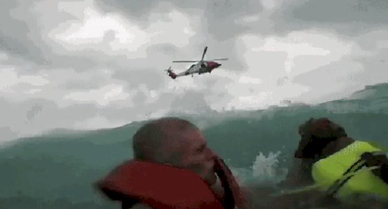 Furacão Helene atinge a Flórida com força total: Homem e cachorro são resgatados pela Guarda Costeira após veleiro à deriva