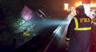 Acidente Fatal na BR-376: Nove Membros da Equipe de Remo Morrem em Colisão com Carreta