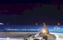 Boeing 737 da KLM sofre explosão de pneu e sai da pista em pouso de emergência na Noruega