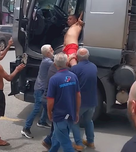 Caminhoneiro bêbado causa destruição e é retirado à força do volante