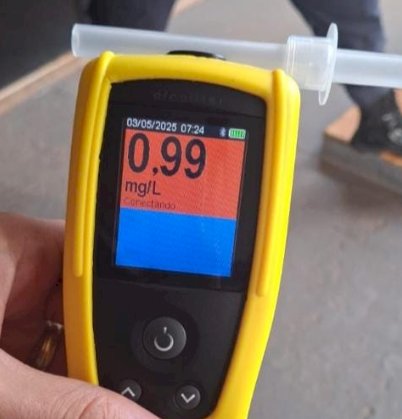 Motorista é preso em flagrante por embriaguez ao volante após ser encontrado dormindo com carro ligado no meio da rua em Jataí