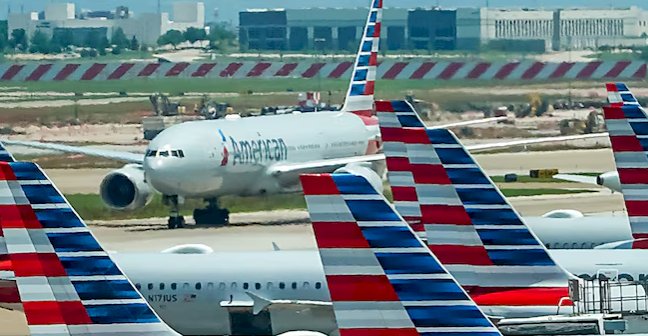 AVIÃO DA AMERICAN AIRLINES PEGA FOGO DURANTE DECOLAGEM EM DENVER
