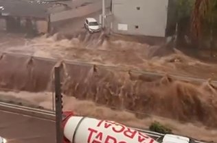 CHUVA CAUSA ESTRAGOS NA MARGINAL BOTAFOGO EM GOIÂNIA