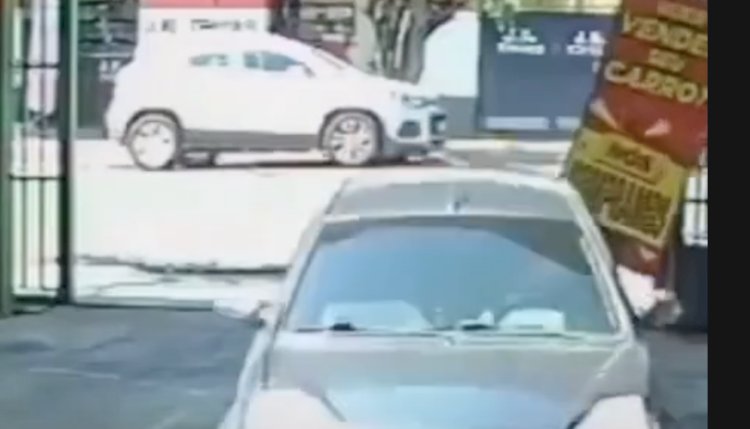 Carro invade estacionamento após batida em Bauru