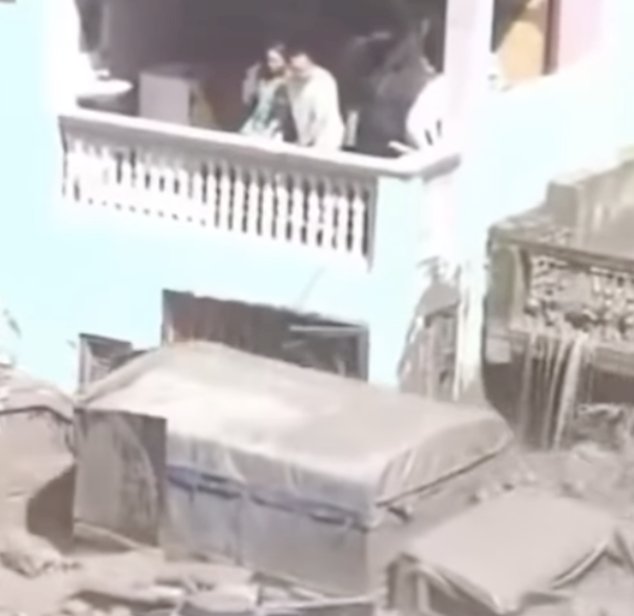Família fica cercada por enchente devastadora no Nepal